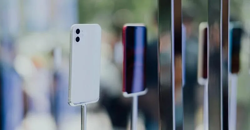 Czy warto kupić powystawowy iPhone: poradnik przed zakupem