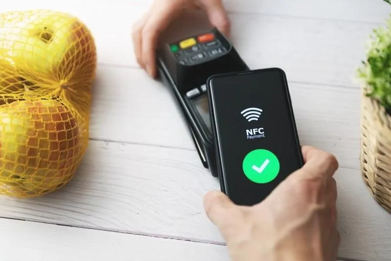 Jak skonfigurować NFC w telefonie? Płatności i szybkie przesyłanie danych