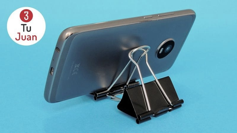 Jak zrobić stojak na telefon ze spinacza? Prosty sposób w 2 minuty